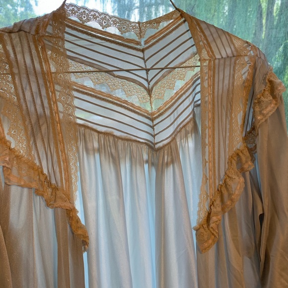 Vintage Robe - Picture 6 of 10